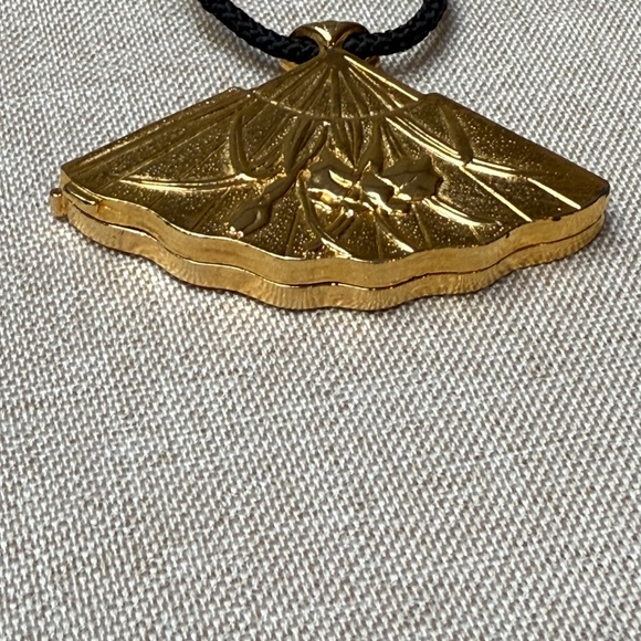 Elegant Gold Fan Pendant Necklace - Picture 9 of 11